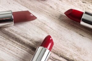 Lipstick Effect: Kenapa Kita Tetap Ingin Membeli Hal Kecil Saat Ekonomi Tidak Pasti?